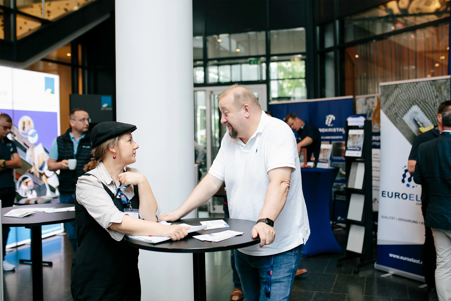 2 Teilnehmer in einem Gespräch im Meeting Point der Veranstaltung