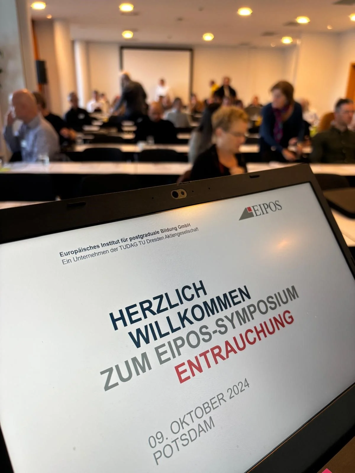 Laptopbildschirm mit der Eröffnungspräsentation des Symposium