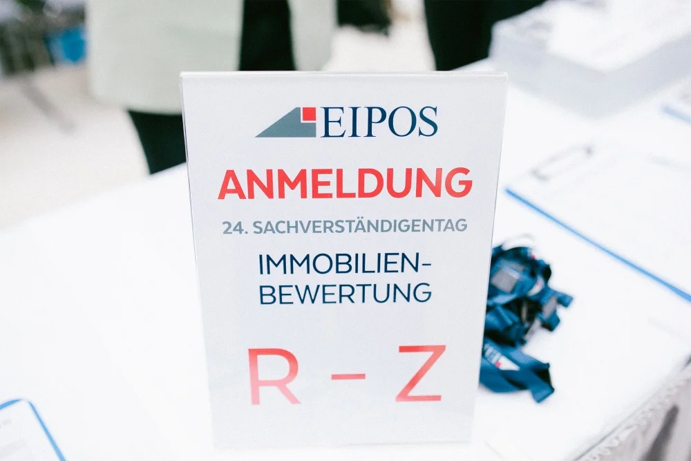 Schild an der Anmeldung für die Namen beginnend mit R-Z